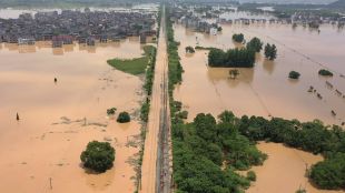 Тежки наводнения в Южен Китай принудиха десетки хиляди да се