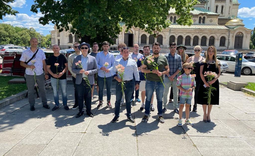 Младежката организация на ПП ГЕРБ се събра пред паметника на