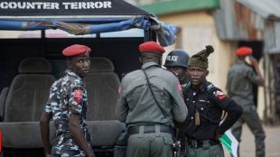 Група войници от президентската гвардия на Нигер блокираха сградата в