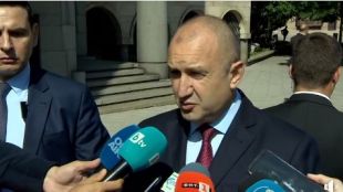Петков е премиер на България а не куриер на Франция