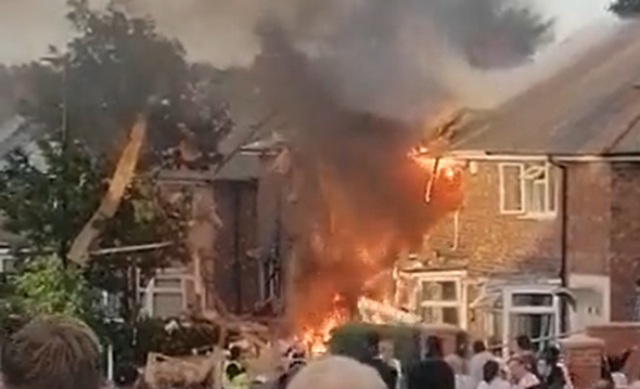 Английските медии съобщават за жертви при експлозия на сграда в