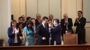 Правителството на българския премиер Кирил Петков падна при вот на