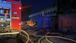 Огромни пламъци избухнаха в складове на печатница в Индустриалната зона