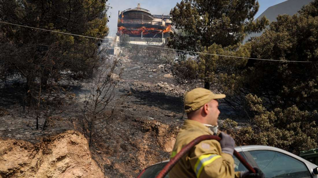 Пожар избухна в атинските предградия Глифада и Вула. Към момента