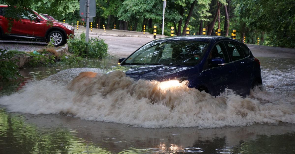 Поройни дъждове предизвикаха наводнения в Асеновград, съобщи .Улиците в централната