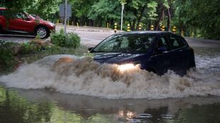 Поройни дъждове предизвикаха наводнения в Асеновград съобщи Улиците в централната