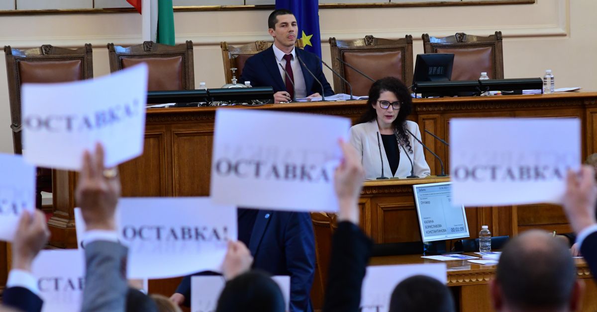 Цялата парламентарна груба на ГЕРБ посрещна вицепремиерката Калина Константинова при