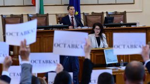 Цялата парламентарна груба на ГЕРБ посрещна вицепремиерката Калина Константинова при