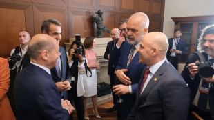 Албанският премиер Еди Рама определи като трагикомична истерия реакциите след