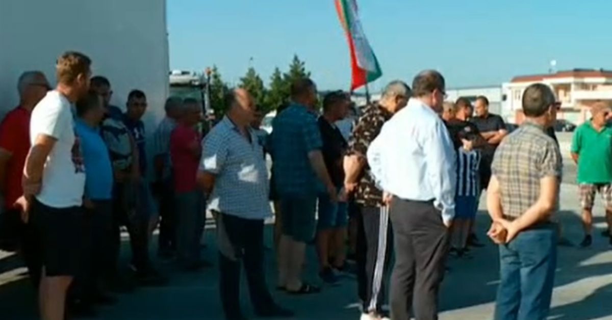 Земеделски производители от Садово и Чешнегирово блокираха пътя Пловдив -
