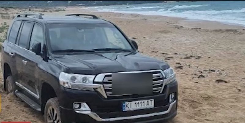 Шофьорът на украински джип, нагазил в дюните на Шофьорския плаж