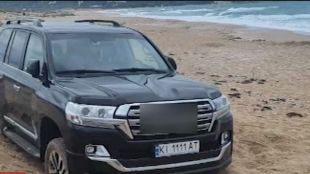 Шофьорът на украински джип нагазил в дюните на Шофьорския плаж