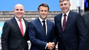 Президентът на Франция Еманюл Макрон лично поздрави лидера на ДПС