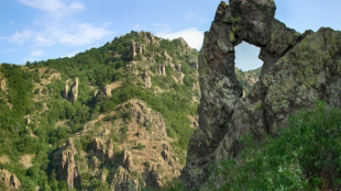 Масово изкачване до скалния феномен Халката в Балкана организира днес