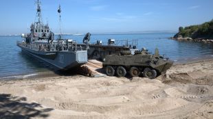 Екип на Военноморските сили ВМС унищожи мина открита на плажа