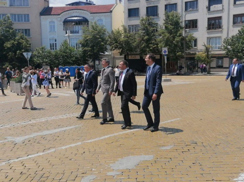 Депутати на ДПС, начело с Мустафа Карадайъ, излязоха при протестиращите