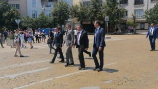 Депутати на ДПС начело с Мустафа Карадайъ излязоха при протестиращите