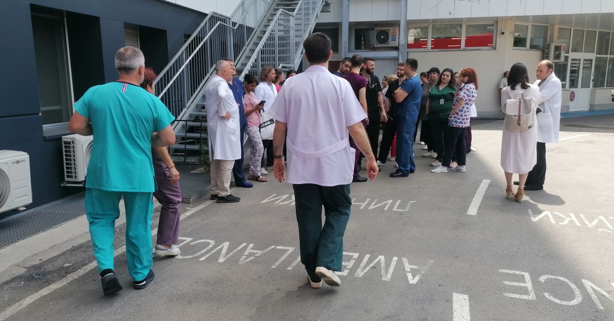 Днес лекарите от Пирогов излязоха на 10-минутен протест пред главния