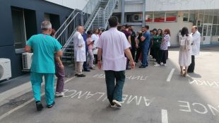 Днес лекарите от Пирогов излязоха на 10 минутен протест пред