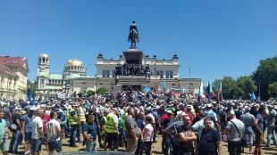 Протестиращи от Възраждане блокираха бул Цар Освободител пред Народното събрание Протестът