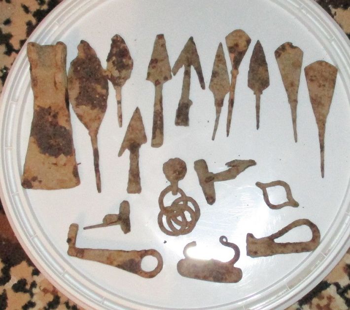 Колекция от 115 метални предмети с вид на археологически обекти