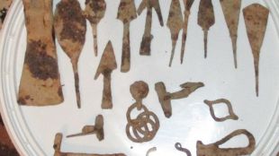 Колекция от 115 метални предмети с вид на археологически обекти