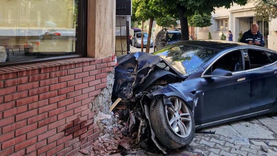 Електромобил Тесла се заби в столично заведение, а шофьорът е