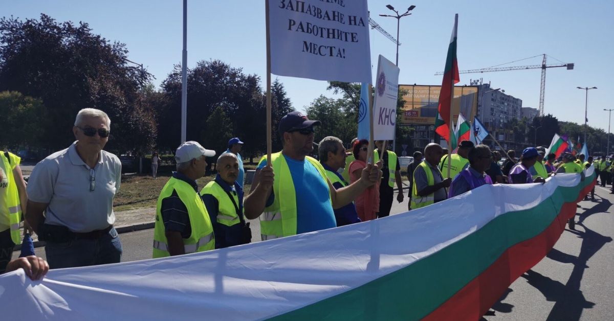 Работници на „Автомагистрали - Черно море“ блокираха движението на пътния
