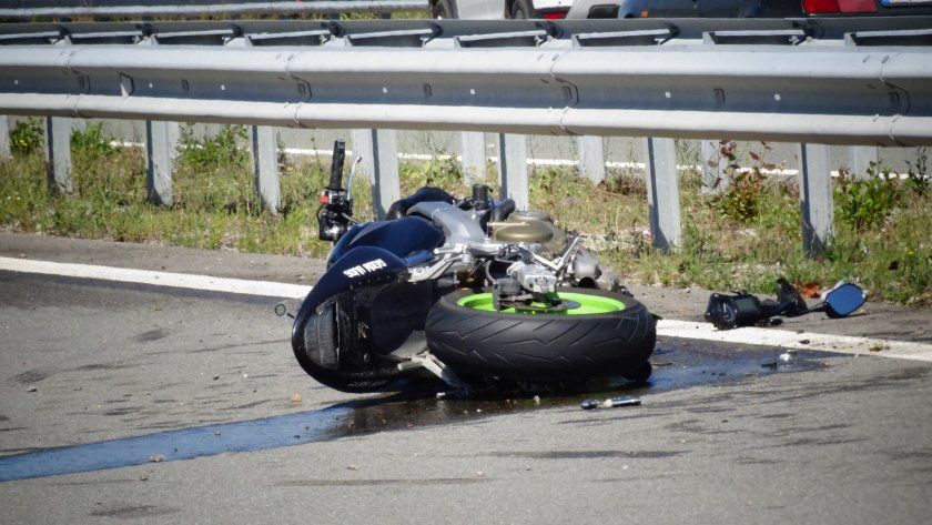 Мотоциклетист загина след удар в камион в района на село