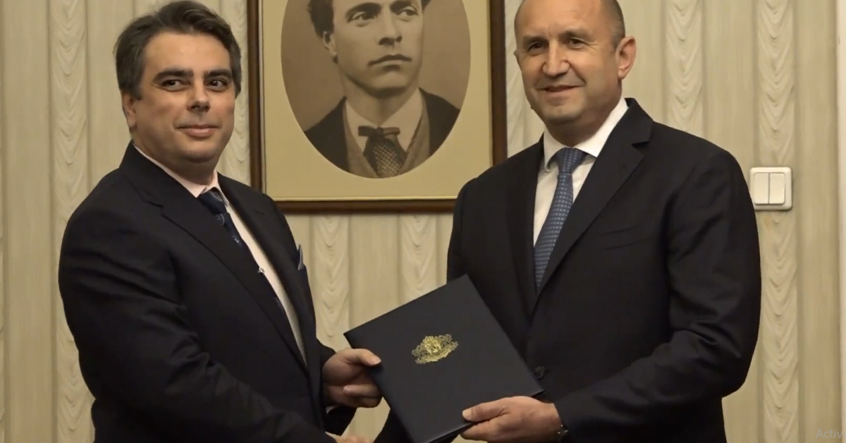 Държавният глава Румен Радев връчи мандата на кандидата за министър-председател