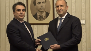 Държавният глава Румен Радев връчи мандата на кандидата за министър председател