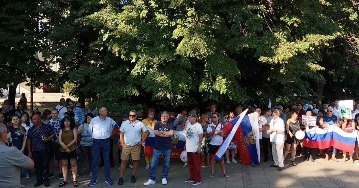 Десетки варненци се събраха на протест срещу затварянето на консулствата