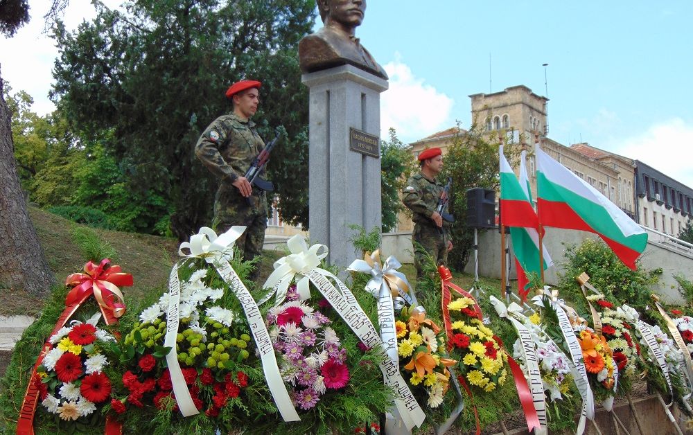 С поднасяне на венци и цветя пред паметника на Васил