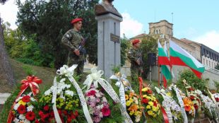 С поднасяне на венци и цветя пред паметника на Васил