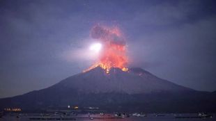 На японския остров Кюшу изригна вулканът Сакураджима а регионът повиши