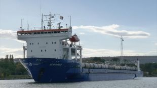 Руски кораб с вагони цистерни на Газпром в момента се намира