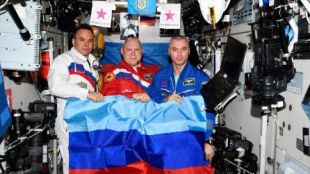Руски космонавти намиращи се на борда на Международната космическа станция