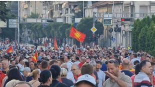 Ескалация на протестите в Скопие срещу френското предложение, Ламбе пали лист с договора с България (Видео)