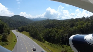 Неопитен пилот приземи малък самолет на магистрала в САЩ Кадрите