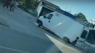 Видео показва как бял бус със софийска регистрация се движи