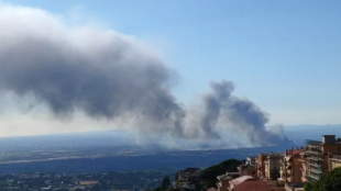 Голям пожар избухна в източни квартали на Рим Положението е