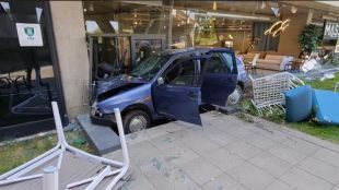 Автомобил се вряза в магазин в София От МВР съобщават