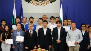 Премиерът Кирил Петков връчи грамоти на ученици и техните ръководители
