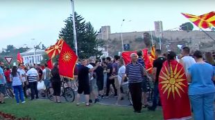 Протестиращи срещу френското предложение издигнаха палатки пред сградата на правителството в Скопие