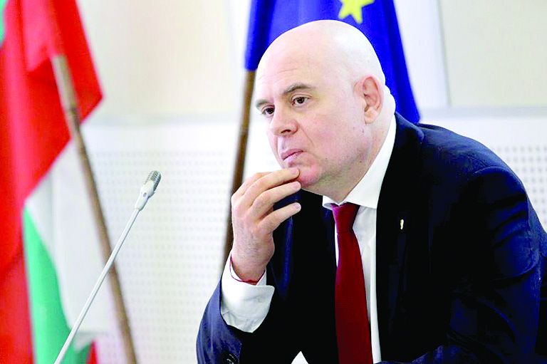 Освен служебния министър Зарков, се оказва, че и служебният министър
