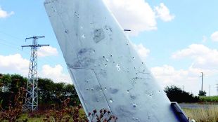 Крило бе издигнат в памет на двама военни летци героиДупките
