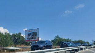 Километрично задръстване на пътя Бургас Созопол Опашката от автомобили е заради джип