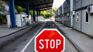 Сърби блокират днес пътища в северната част на Косово съобщава