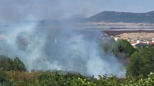 Пожар пламна между сградите в кв Черно море в Несебър Запалили