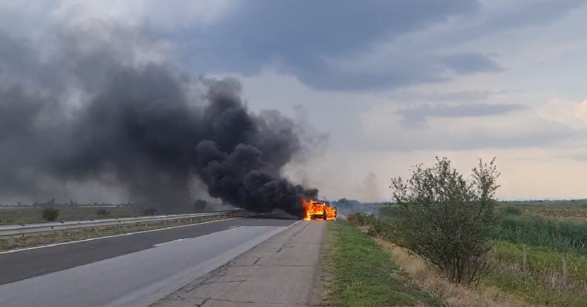 Джип се запали на автомагистрала Тракия, около 100-ния километър в